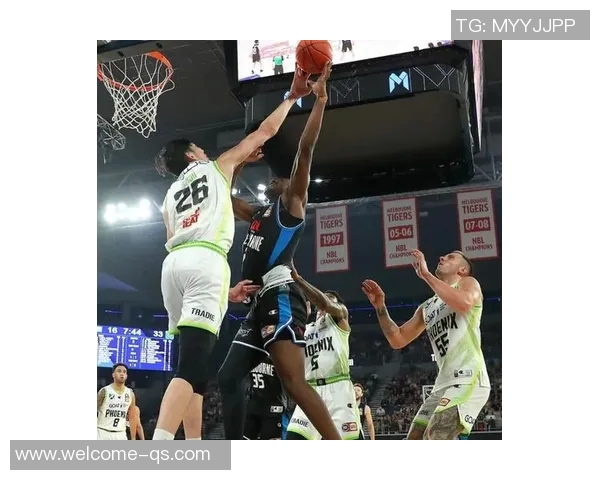 锡安赤膊上身展现惊人天赋NBL社媒热议他的强壮体魄与运动能力